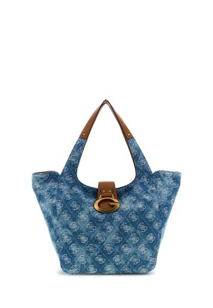 Blaue Denim-Tragetasche mit wiederholtem weißem Monogramm-Muster, braunen Ledergriffen und einer zentralen goldenen ovalen Schnalle.