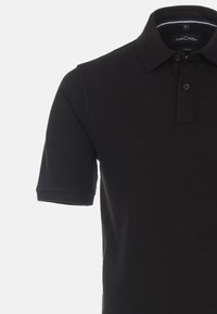 Polo shirt nera realizzata in tessuto elasticizzato. Presenta un colletto classico, maniche corte e un'apertura con due bottoni caratterizzata da una texture sottile.