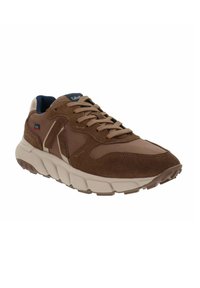Zapatilla deportiva marrón con parte superior de ante y cuero, lengüeta de malla, entresuela beige, cordones redondos y suela de goma con patrón.