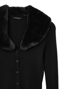 Schwarze Strickjacke mit gerippter Textur, ausgestattet mit einem weichen Kunstfellkragen, Knopfverschluss und langen Ärmeln. Das Etikett lautet "CALLIOPE."