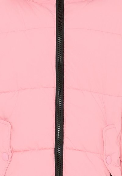 Różowa kurtka puchowa z czarnym zamkiem błyskawicznym, z poziomym przeszyciem i kieszeniami na zatrzaski po bokach. Miękka, pikowana faktura.