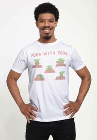 Star Wars STAR WARS: CLASSIC YOGA WITH YODA UNISEX - Triko s potiskem - white