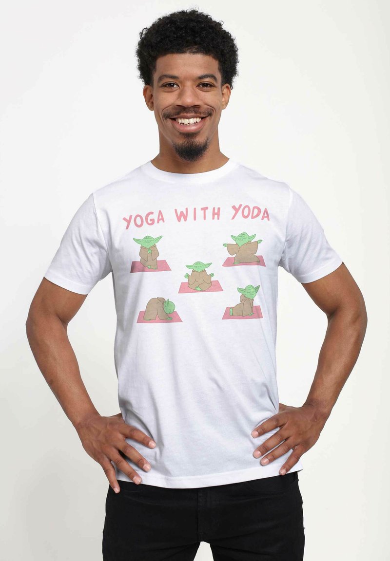 Star Wars STAR WARS: CLASSIC YOGA WITH YODA UNISEX - Triko s potiskem - white