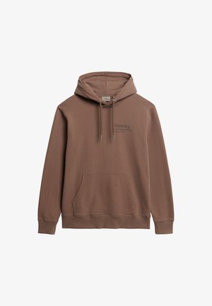 Bruine hoodie met een voorzak, trekkoord capuchon en een bedrukt logo. Gemaakt van zachte stof met ribgebreide manchetten en onderrand.