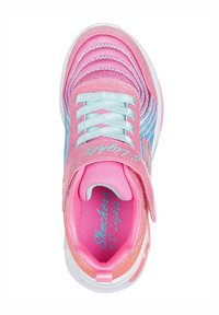 Skechers Sneakers mit einem pink-blauen Farbverlauf, glitzerndem Obermaterial, Mesh-Futter und Klettverschluss, sowie einer weißen Sohle und hellen Akzenten.
