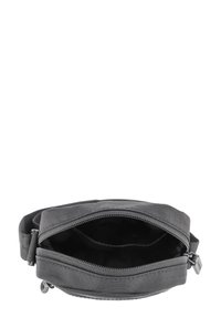 Borsa in tessuto nero con apertura con zipper, caratterizzata da una superficie liscia e una tracolla regolabile, progettata per una conservazione compatta.