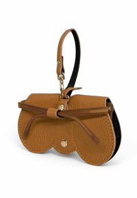 Sac à main en cuir marron avec une finition texturée, un rabat arrondi et un accent en nœud. Il dispose d'une bandoulière amovible et d'un intérieur noir.