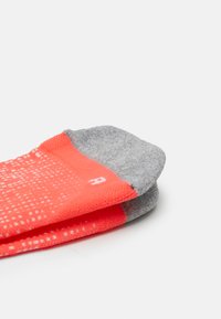 ASICS PERFORMANCE RUN QUARTER UNISEX - Urheilusukat - sunrise red/brilliant white