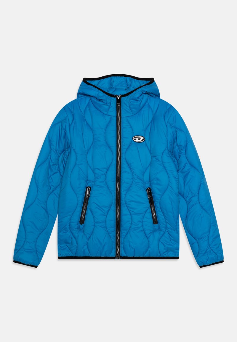 Giacca blu trapuntata con cappuccio, zip frontale e due tasche nere con zip. Presenta un logo vicino alla zip e una superficie testurizzata.