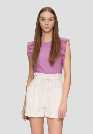 Top morado sin mangas con acentos de ojales con volantes y pantalones cortos de lino beige con cintura ajustable y bolsillos laterales. Textura suave en general.