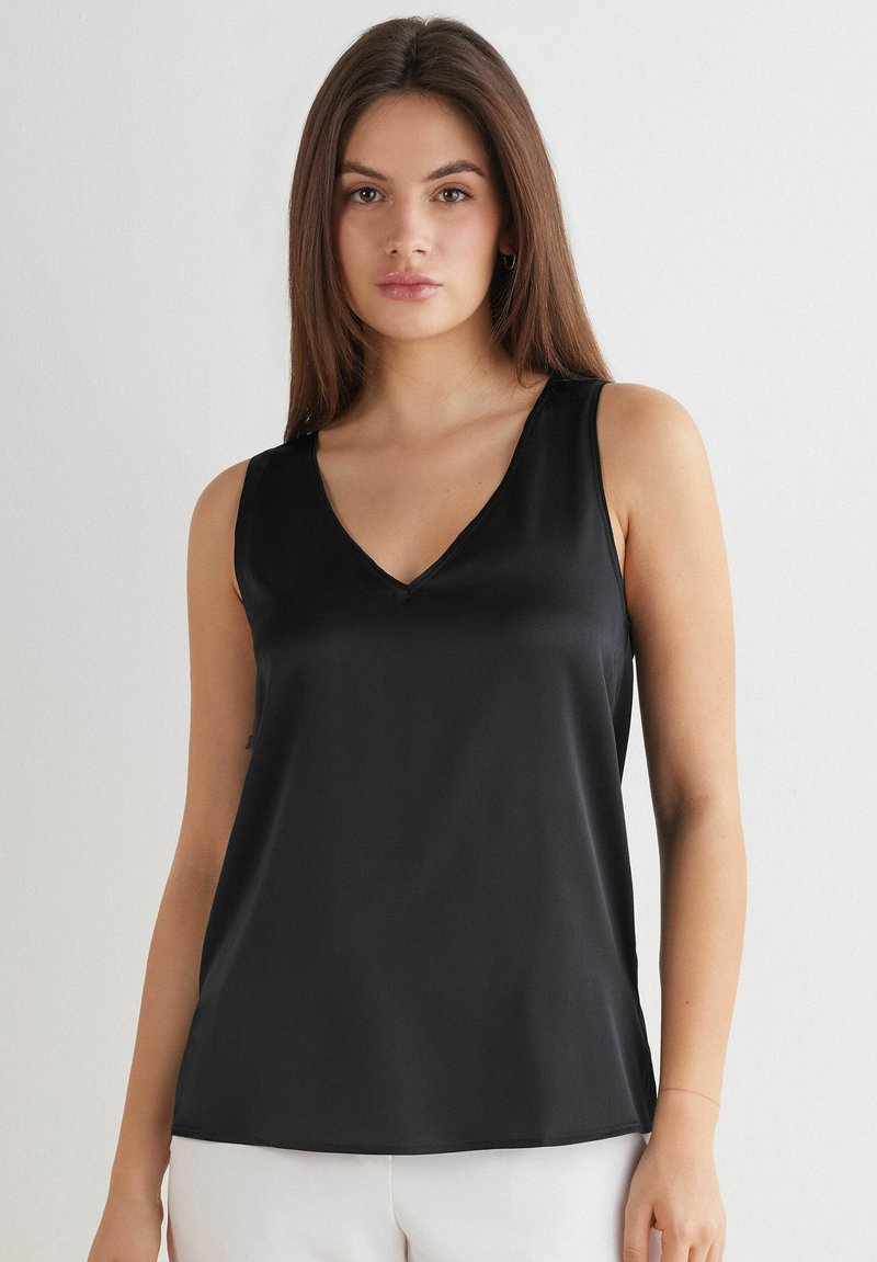 Schwarzes ärmelloses Top aus glattem Stoff mit einem V-Ausschnitt, versehen mit einem neutralen Saum und einer taillierten Silhouette, ideal zum Überziehen oder zum alleinigen Tragen.