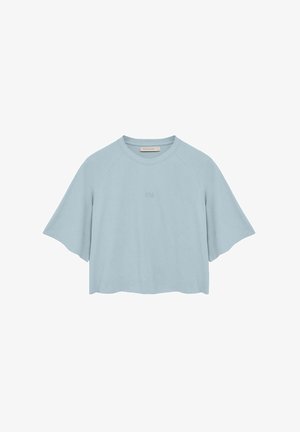 Helles blauer, kurzer Pullover mit weiten, flatternden Ärmeln. Hergestellt aus weichem Stoff, mit einem Rundhalsausschnitt und dezentem Logo-Detail auf der Vorderseite.