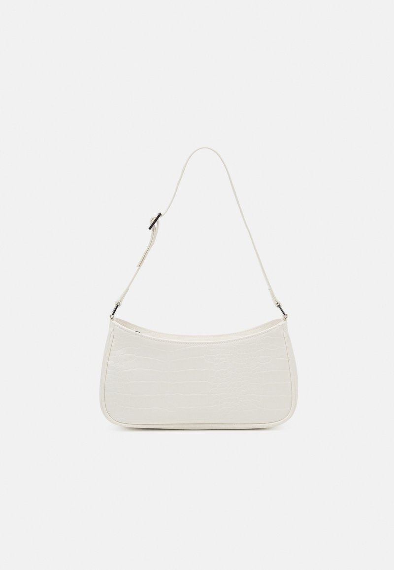 Mała biała torebka na ramię o fakturze krokodylej z regulowanym paskiem, wyeksponowana na jednolitym białym tle.