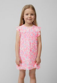 Robe plissée rose et blanche avec de courtes manches volante, ornée d'un motif floral dans des tons de rose et de lavande. Texture lisse.