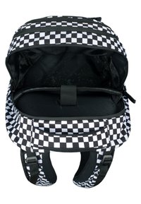 Černobílý kostkovaný batoh s několika zipovými přihrádkami a polstrovanými popruhy. Interiér má černé texturované podšívku.