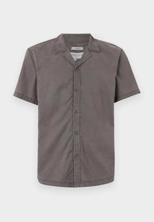 Chemise à manches courtes à boutons de couleur gris foncé, fabriquée en tissu doux. Présente un col camp et cinq boutons à l'avant. Texture lisse et coupe décontractée.