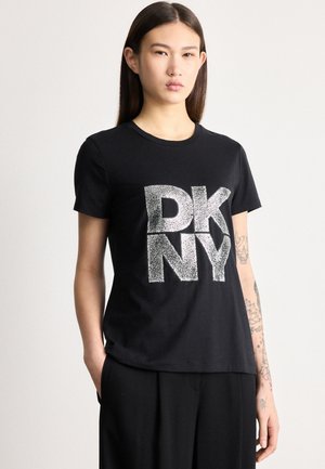 PUMICED STACK LOGO - T-shirt estampada - black