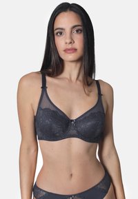 Dunkelgrauer Spitzen-BH mit durchsichtigen Mesh-Einsätzen, floraler Stickerei, verstellbaren Trägern und einer kleinen dekorativen Schleife in der vorderen Mitte.