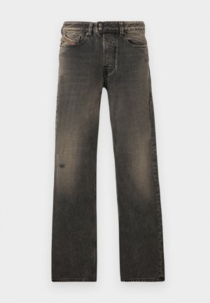 Jeans in denim grigio scuro con taglio a gamba dritta, dotati di due tasche anteriori e un dettaglio usurato su un ginocchio. Chiusura con doppio bottone.