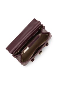 Bordeaux leren handtas met een gestructureerde afwerking, goudkleurige hardware en een met rits afsluitbaar binnenvak. Flapsluiting aan de bovenkant.