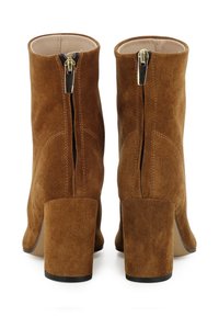 Stivaletti in suede marrone con finitura liscia, dotati di zip nera sul retro, tacco chunky e cuciture pulite lungo i lati.