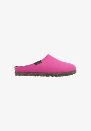 Felt slip-on klipklapper i lys pink med en tekstureret overflade og en brun, spraglet gummisål. Minimalistisk design uden synligt hardware.