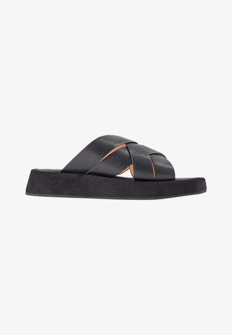 Sandales à enfiler en cuir noir avec des brides tissées, une semelle intérieure au toucher doux et texturé, et une semelle extérieure plate et noire robuste. Design minimaliste avec des détails d'accent.