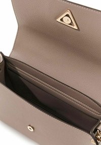 Beige Leder-Umhängetasche mit einem dreieckigen goldfarbenen Akzent. Das Innere verfügt über mehrere Fächer und eine strukturierte Auskleidung zur besseren Ordnung.