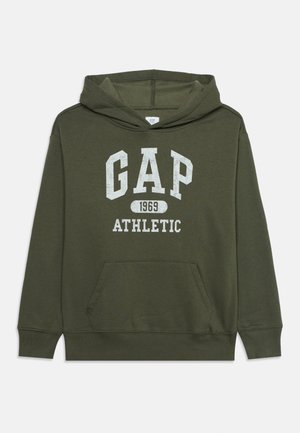Hanorac verde măsliniu cu buzunar frontal și text alb „GAP 1969 ATHLETIC” imprimat pe piept.
