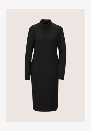 Schwarzes langärmeliges Kleid mit hohem Kragen, aus weichem Material gefertigt; hat einen geraden Schnitt und minimale Nähte für ein sauberes Design.