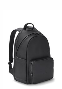 Fekete hátizsák, sima szintetikus anyagból, lekerekített tetővel, két cipzáros rekesszel és elöl cipzáras zsebbel.