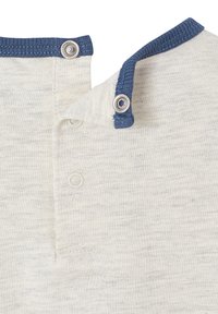 Hellgraues Baumwollhemd mit einem dunkelblauen Rippkragen. Verfügt über zwei Druckknöpfe an der Knopfleiste. Weiche Textur, lässiges Design.