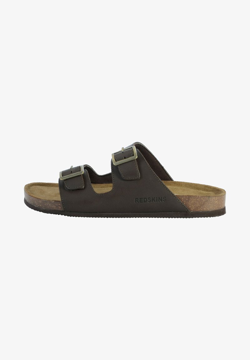 Sandale à glissière en cuir marron avec deux boucles réglables, semelle intermédiaire en liège et semelle extérieure en caoutchouc texturé. Logo "REDSKINS" près du talon.