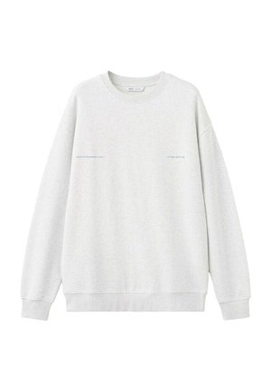 Felpa grigio chiaro con scollo a girocollo e maniche lunghe, polsini e orlo a costine, con piccole scritte "MEDITERRANEAN VIBES" e "LIVING OFFLINE" sul davanti.