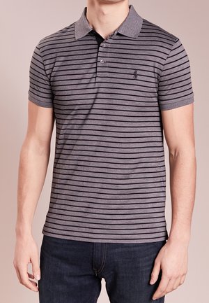 Szara koszulka polo w paski z kołnierzykiem, krótkimi rękawami i czarnymi akcentami. Na piersi znajduje się małe logo, a materiał ma miękką teksturę.