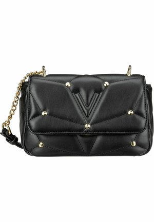Sac à main en cuir matelassé noir avec des clous dorés, une bandoulière en chaîne et une fermeture à rabat. Présente un design géométrique avec une texture douce.
