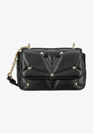 Sac à main en cuir matelassé noir avec des clous dorés, une bandoulière en chaîne et une fermeture à rabat. Présente un design géométrique avec une texture douce.