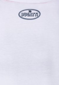 T-shirt bianco con una texture liscia, caratterizzato da un logo ovale blu che recita "BUGATTI" sul collo. Design semplice, senza ulteriori pattern.