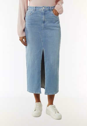 Lichtblauwe denim maxi rok met een schuine split aan de voorkant, voorzien van een aangesloten taille, subtiele zakken en een zoom die net boven de enkels valt.