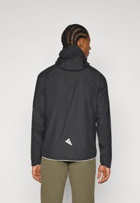 Schwarze leichte Jacke mit Kapuze, ausgestattet mit einem dreieckigen Logodetail auf dem Rücken. Hergestellt aus glattem Stoff mit matter Oberfläche.