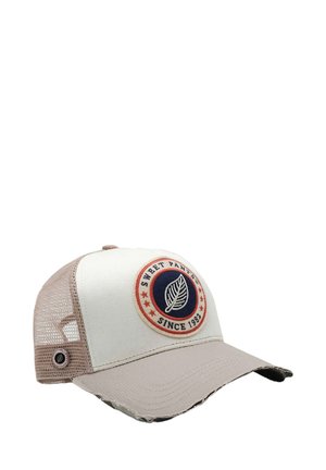 Casquette avec un devant blanc, un dos en mesh beige, et un patch rond avec un motif de feuille aux accents rouge et bleu. Bord de la visière avec un aspect effiloché visible.
