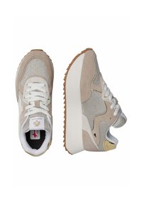 Sneakers beige in tessuto con materiali in rete e suede. Suola piatta bianca spessa con una suola in gomma gommata strutturata. Lacci bianchi.