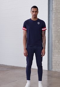 Brave Soul DRUMMOND - T-shirt estampada - navy/red/white