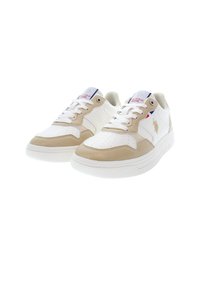 Sneakers in pelle bianca con accenti beige, design perforato, punta rotonda, suola piatta bianca e chiusura con lacci. Presenta il logo sulla linguetta.