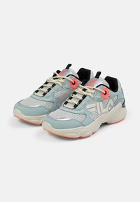 Scarpe sportive azzurro chiaro e grigie con pannelli in mesh, dettagli neri e rifiniture pesca. Presentano un logo sul lato e un design della suola stratificato.