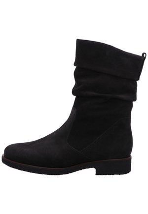 Sort midtkalvede ruskindsstøvle med en foldet manchet, lav blokhæl og rundet tå, vist i sideprofil på hvid baggrund.