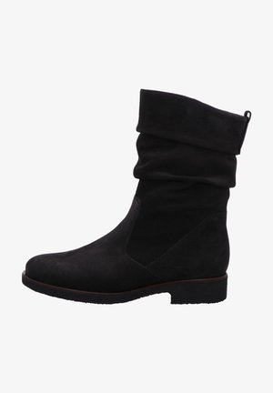 Sort midtkalvede ruskindsstøvle med en foldet manchet, lav blokhæl og rundet tå, vist i sideprofil på hvid baggrund.