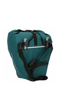 Zaino impermeabile teal con design a risvolto, spallacci neri regolabili e componenti grigi. Include dettagli riflettenti e una struttura robusta.