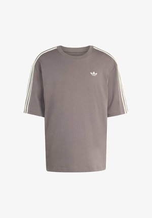 Szary bawełniany t-shirt z okrągłym dekoltem, krótkimi rękawami i trzema białymi paskami na ramionach. Małe białe logo na piersi.