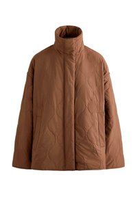Brun quiltet jakke med høj krave, lange ærmer og sidelommer, med et subtilt bølgemønster i syningen.